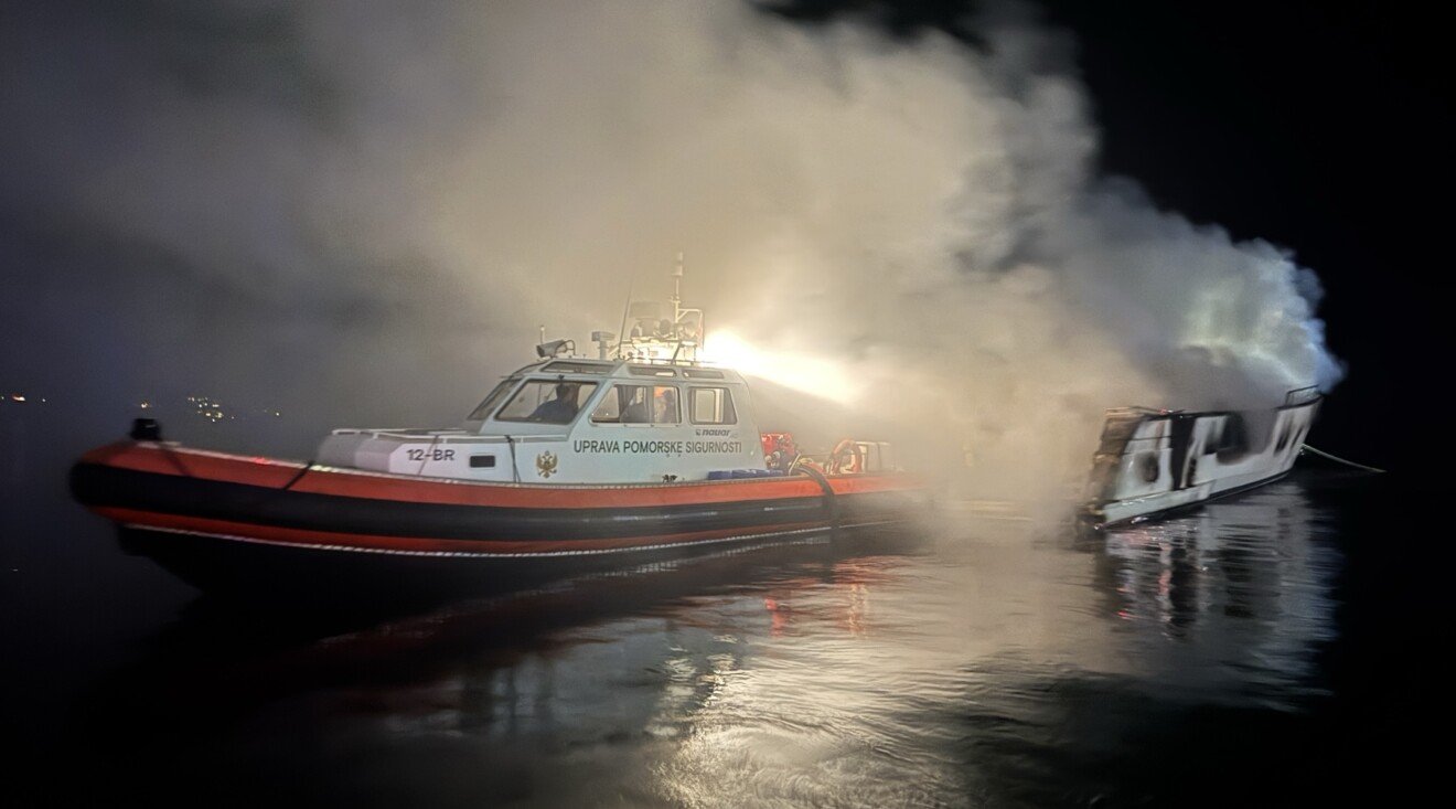 UPSUL: Ugašen požar na jahti u Luci Budva, spriječeno zagađenje mora, nije bilo povrijeđenih