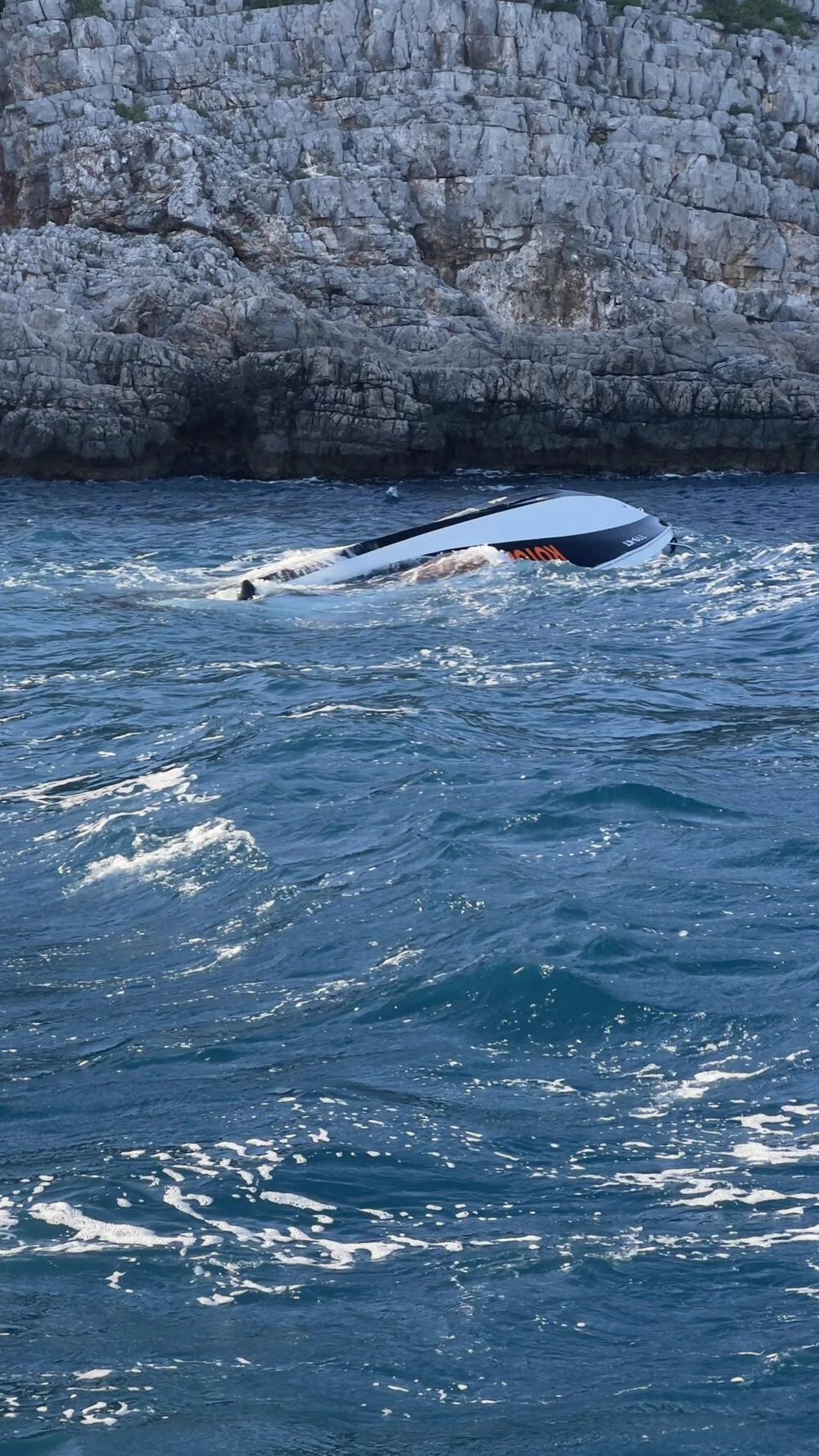 Gliser potonuo kod Luštice, spašeno devet osoba