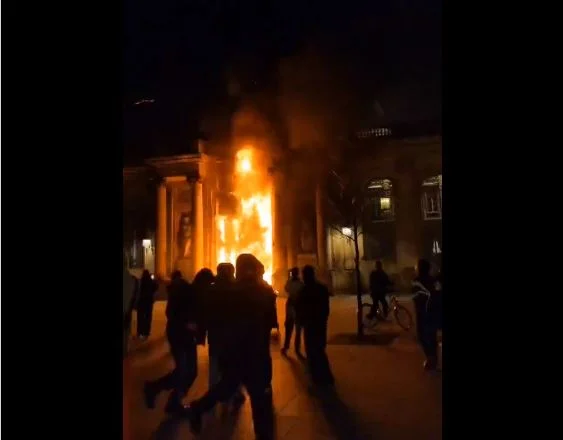 Francuska: Učesnici protesta u Bordou večeras  zapalili gradsku skupštinu