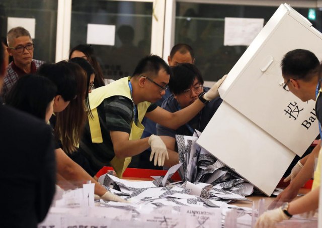 Prodemokratskim kandidatima više od trećine mjesta na izborima u Hong Kongu