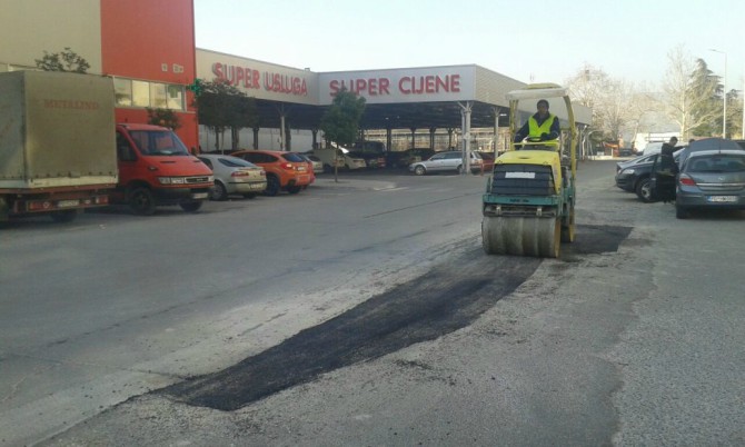 Ekipe Puteva sanirale i asfaltirale gradske saobraćajnice