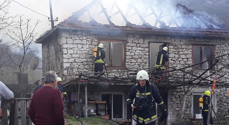 Izgorjeli sprat i krov kuće u Bogetićima