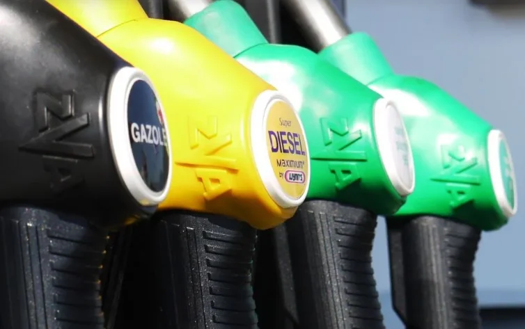 Od ponoći litar dizela jeftiniji sedam, a benzina dva centa
