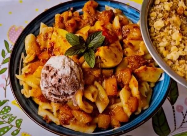 Neobičan spoj ukusa: Slatka pasta sa karamelizovanim voćem i hrskavim dodatkom
