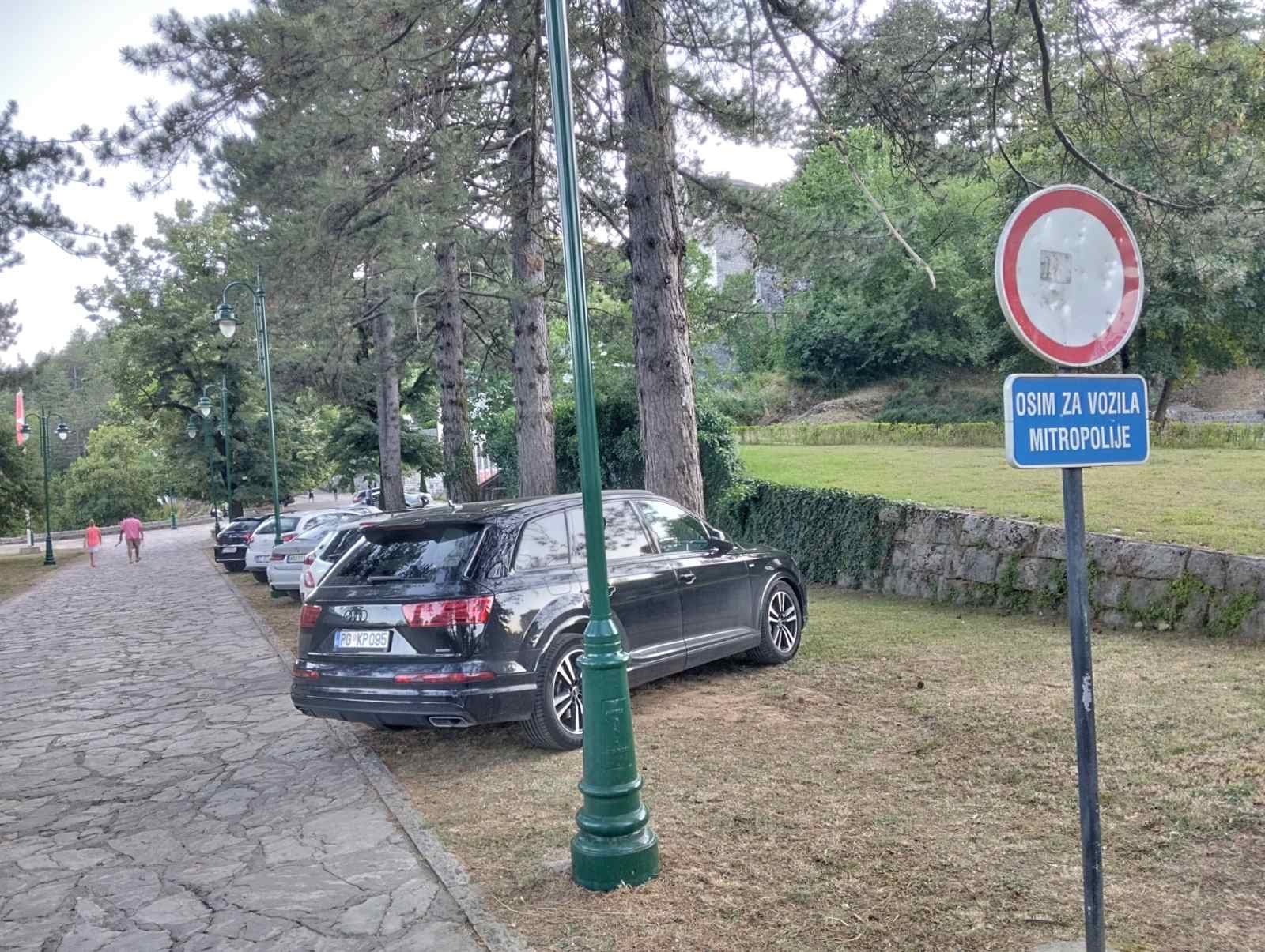 Čitaoci šalju: Na Petrovdan nestala zelena površina zbog parkinga