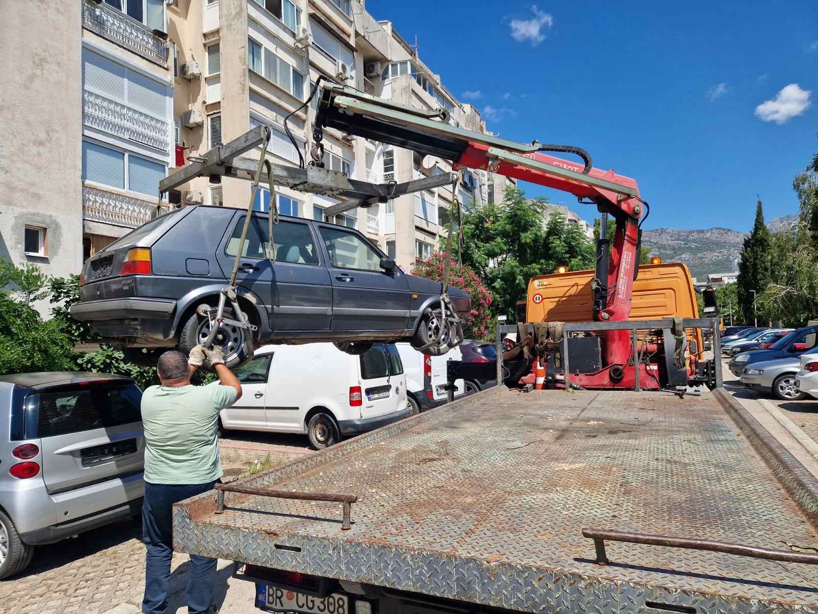 Bar: U toku uklanjanje nelegalno postavljenih automata za igru i aparata za prodaju hrane i pića sa javnih površina