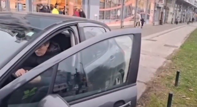 Preko pješačke staze pokušao da probije blokadu, građani ga zaustavili: Pogledajte kako je izgledao incident u Novom Sadu