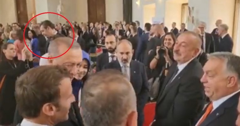 Snimak Vučića u Pragu postao viralan: Evo što radi dok se evropski zvaničnici druže