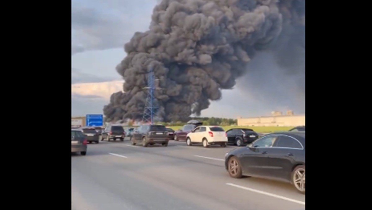 Snažan napad dronovima na Moskvu: Zatvoreni aerodromi, gorjela fabrika...
