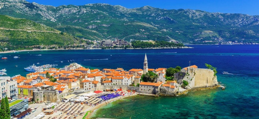 "Agresija i đubre na crnogorskim plažama NATO-a"