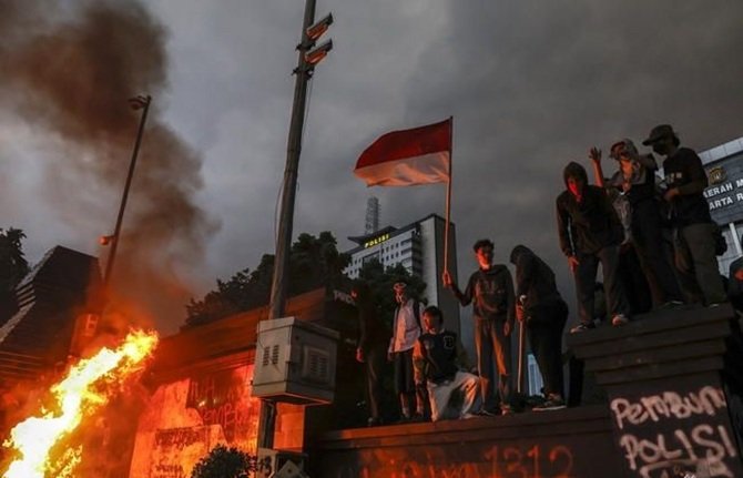 Indonežanski studenti protestuju ispred parlamenta, čekaju sastanak sa vladom