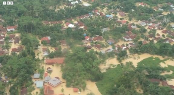 Očajnička potraga za hranom i vodom dok broj žrtava poplava u Indoneziji raste