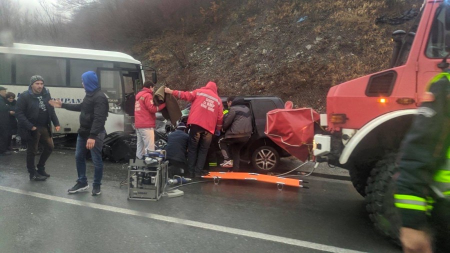 Udes na Crkvinama: Četvoro povrijeđenih u sudaru automobila i autobusa