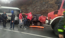 Udes na Crkvinama: Četvoro povrijeđenih u sudaru automobila i autobusa