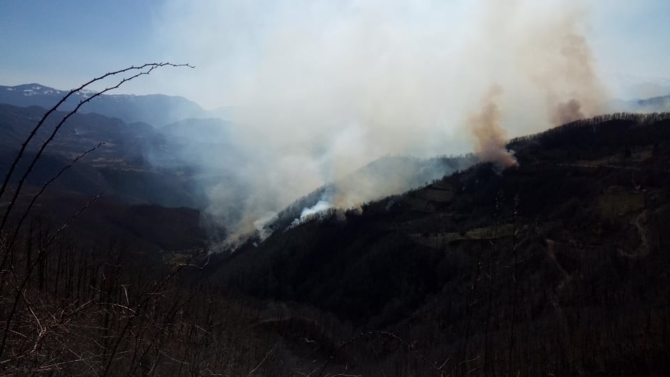 Pogledajte snimke: Veliki požar u Kolašinu, plamen dopire i do magistralnog puta