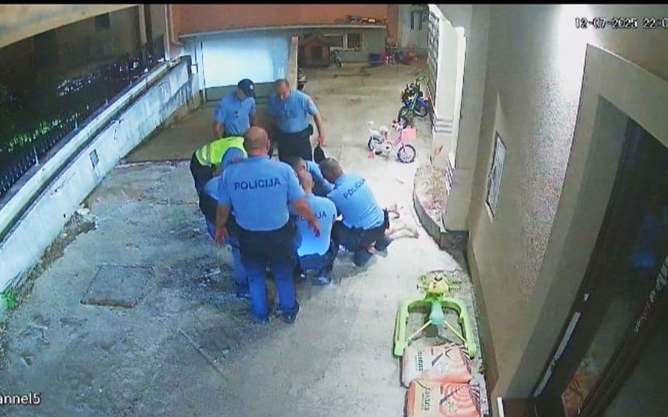 Raskrvavljeni mladić u stanju neuračunljivosti upao u kuću u Kotoru: Uslijedile traumatične scene