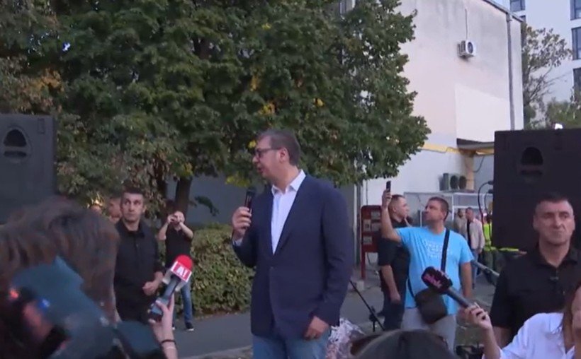 Vučić se "spontano" pojavio na skupu protiv blokada u Borči
