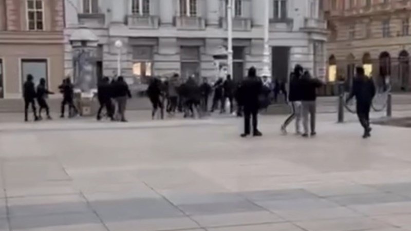 VIDEO Tuča maskiranih mladića na Trgu bana Jelačića u Zagrebu, privedeno nekoliko učesnika