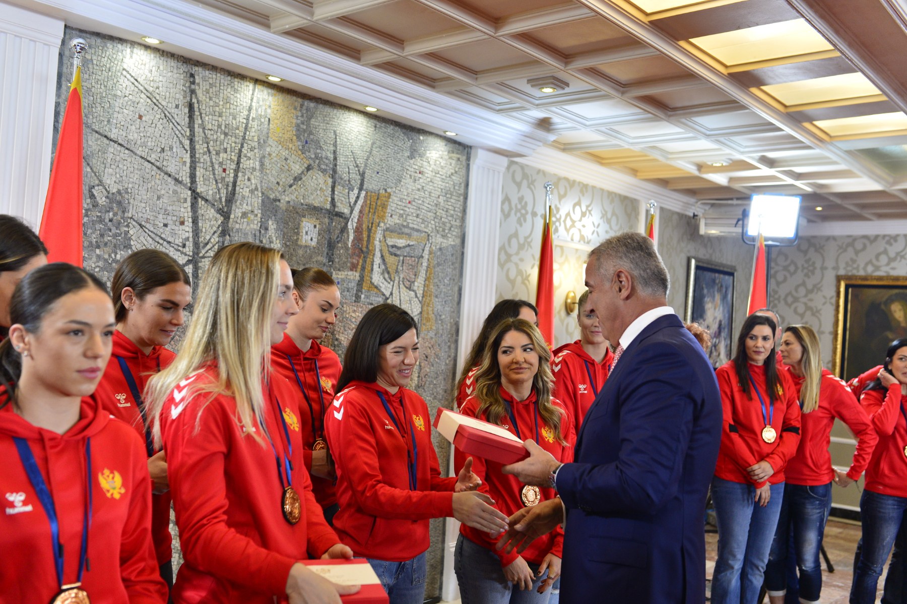 Đukanović uručio Orden Crnogorske zastave I stepena ženskoj rukometnoj reprezentaciji