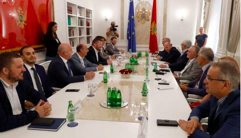URA i DF hoće svoje lidere za premijera, Demokrate predlažu da žene vode vladu i parlament