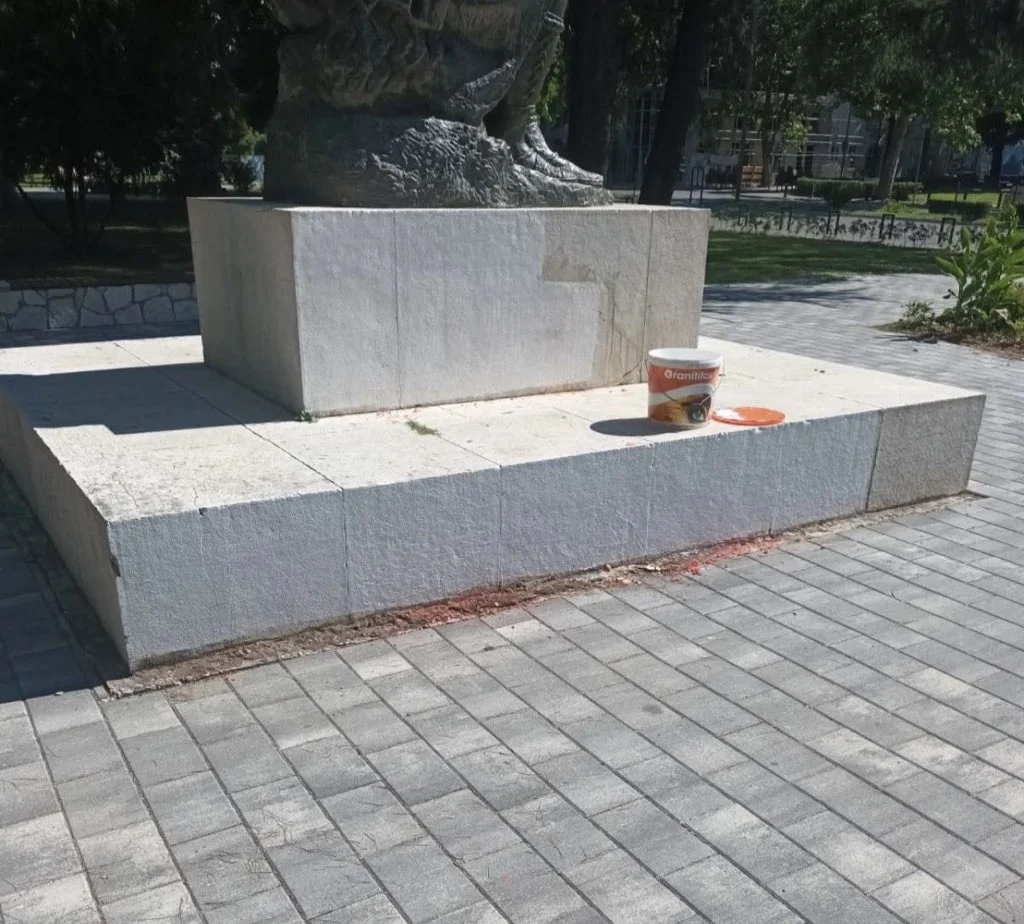Ratnohuškački natpis na Njegoševom spomeniku u Podgorici prekrečen, ne i uklonjen; Klikovac za Antenu M: Ovako će biti samo teže očistiti ga