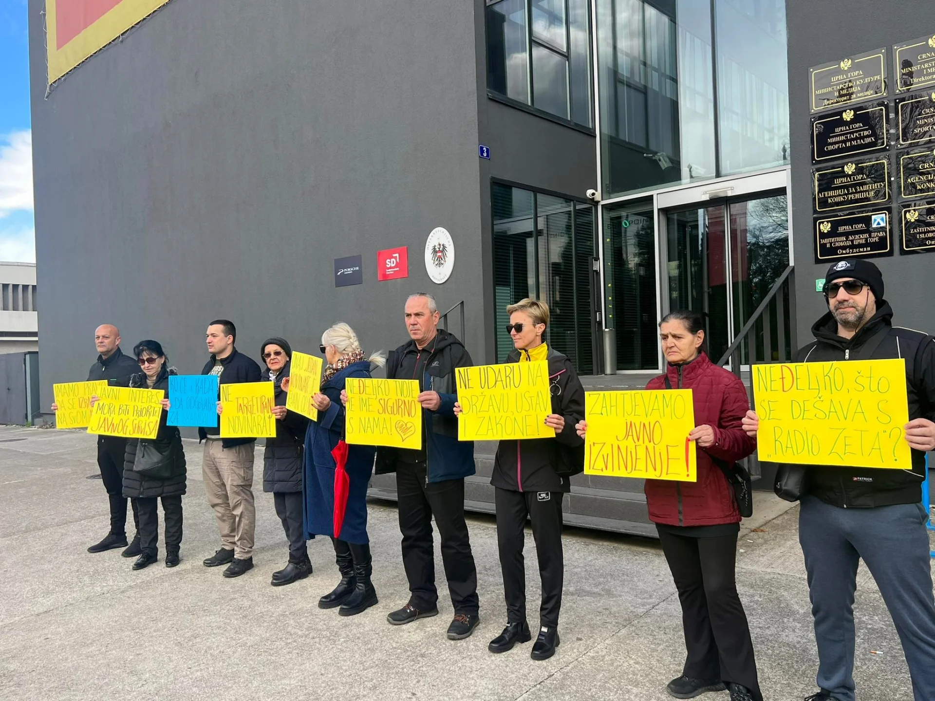 Protest ispred Direktorata za medije: NE targetiranju novinara, želimo javno izvinjenje i ostavku Raonića