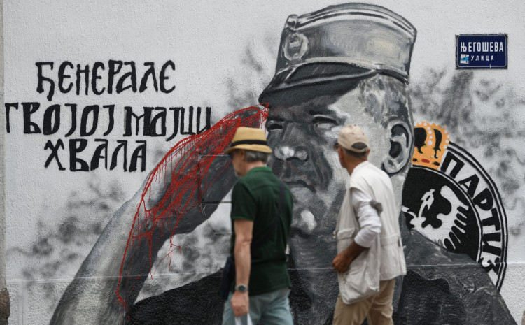Krv na rukama Ratka Mladića na muralu u centru Beograda