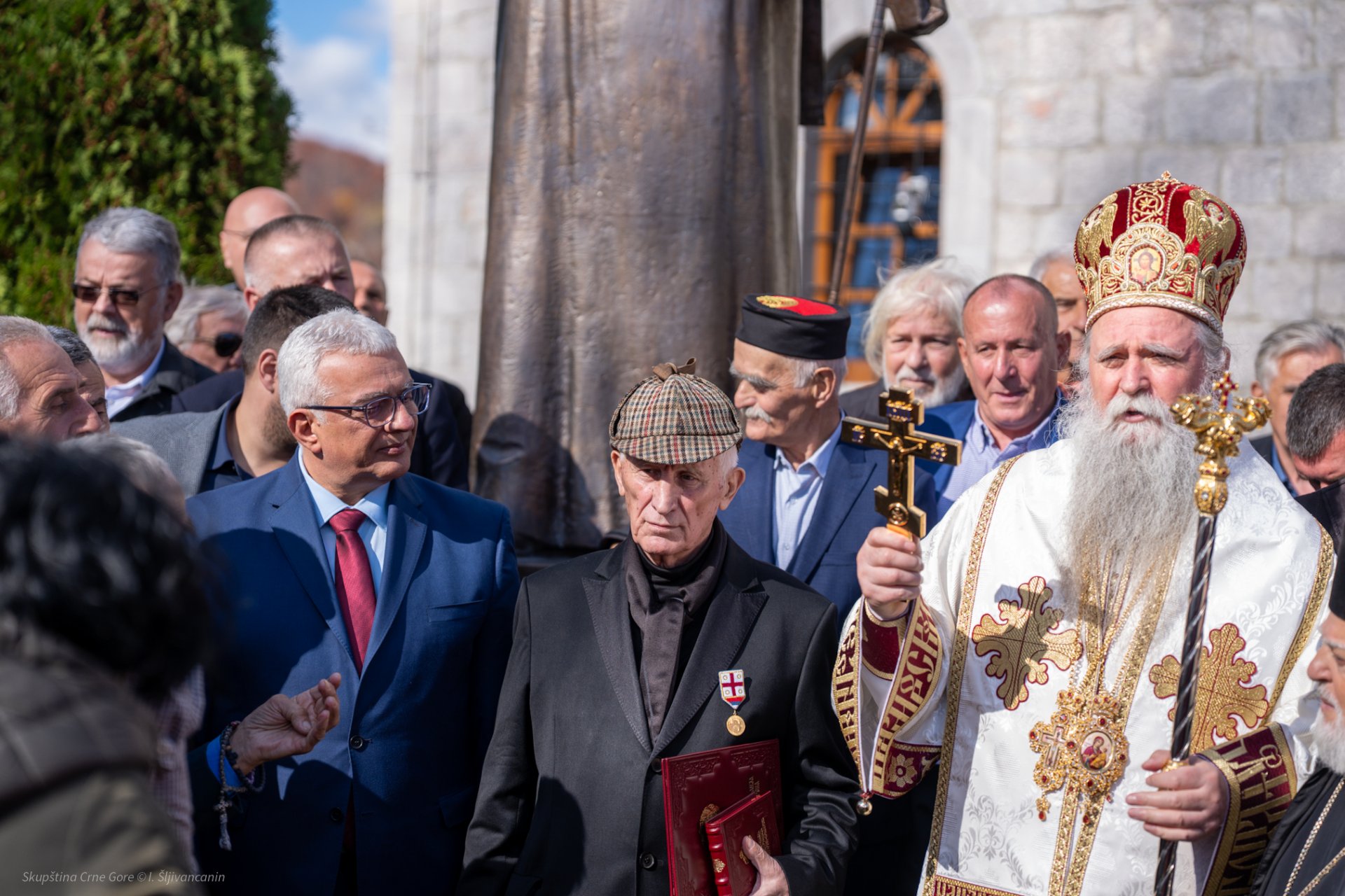 Mandić: CG zauvijek ponosna na svog duhovnog gorostasa Amfilohija, najvećeg živog srpskog pjesnika odlikovao Joanikije