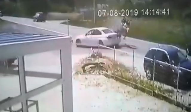 Pogledajte snimak stravičnog sudara automobila i motora