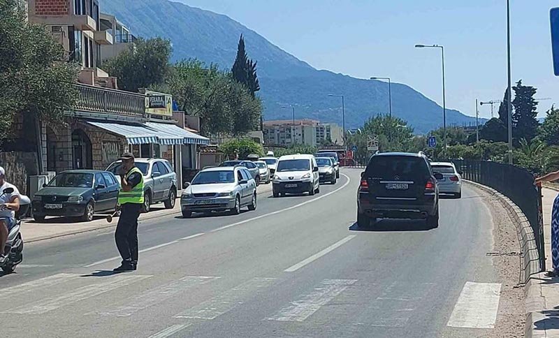 Bar: Djevojka povrijeđena, vozač automobila pobjegao