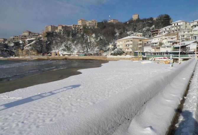 Zimska čarolija u Ulcinju: Snijeg umjesto pijeska na plaži