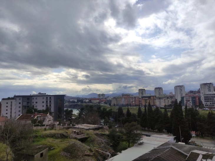 Danas umjereno oblačno, krajem dana kiša