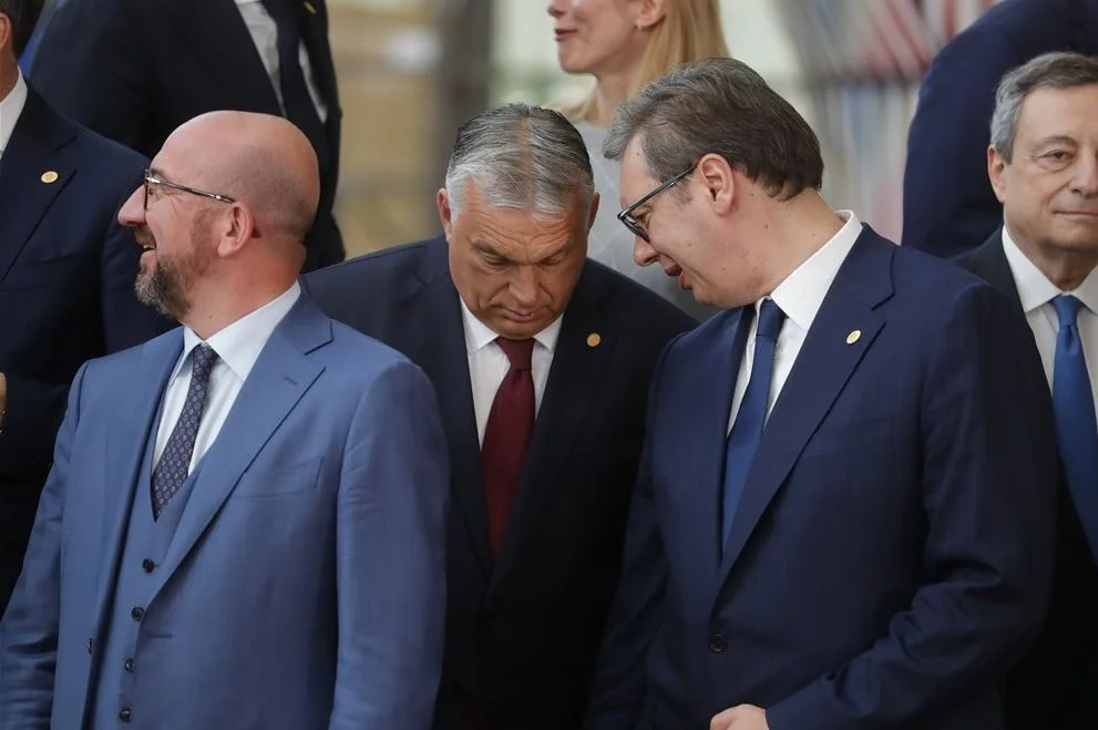 Srbija u centru velikog skandala u EU: Istraga protiv Varheljija, optužen da po nalogu Orbana uljepšava izvještaje o Vučićevoj vlasti