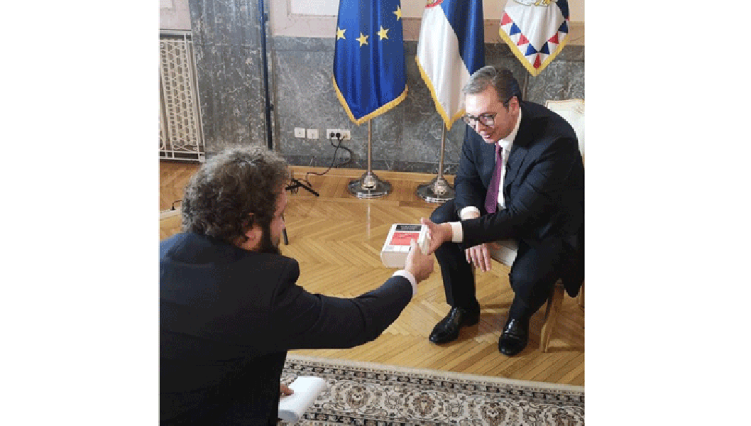 Vučić dobio na poklon albanski rječnik