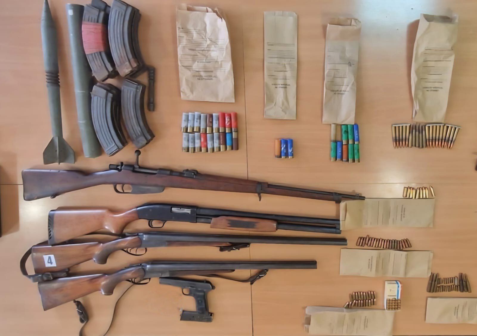 Bijelo Polje: Pronađeno pet komada oružja, municija i mina, protiv osumnjičenog krivična prijava