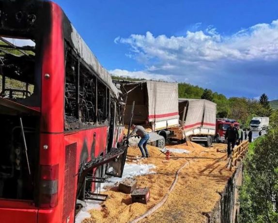 Stravične slike sa mjesta udesa: Sumnja se da ima još mrtvih, autobus potpuno izgorio