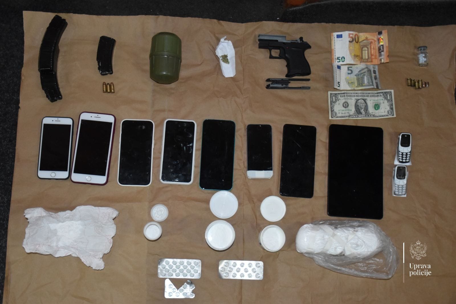 BD: Mladići iz PG osumnjičeni da su jednoj osobi zapriječili put i tražili novac, oduzeto oružje, tablete, nepoznata supstanca