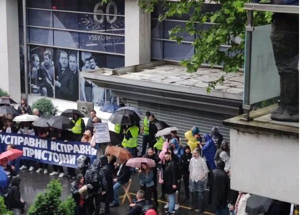Aleksić: Provokatori ispred RTS-a, poslanici i redari brane ulaze od upada