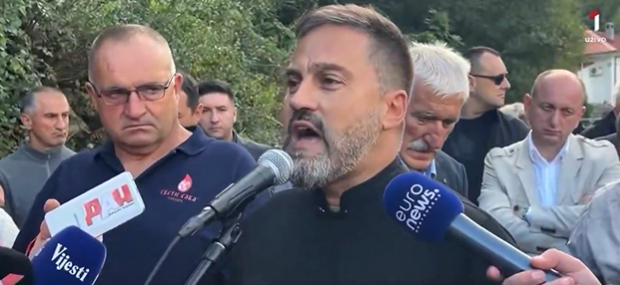 Sveštenik Crkve Srbije Backović na protestu u Morinju aktuelnoj vlasti poručio: Nas morate da slušate, jer smo vas mi zaposlili 30. avgusta