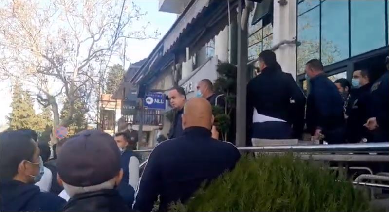 Policija stigla da zatvori lokale u Tuzima; Đeljošaj: Čekamo Krivokapića i Abazovića