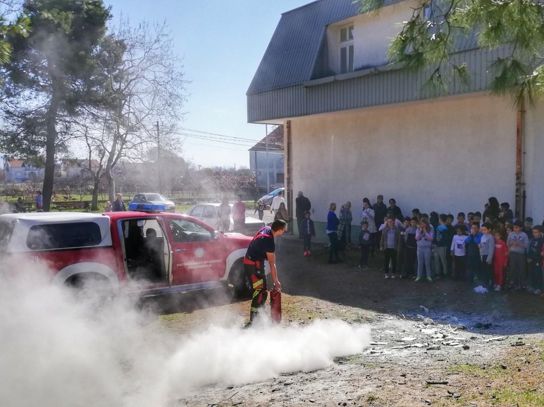 Vatrogasci održali edukativni čas đacima u Farmacima