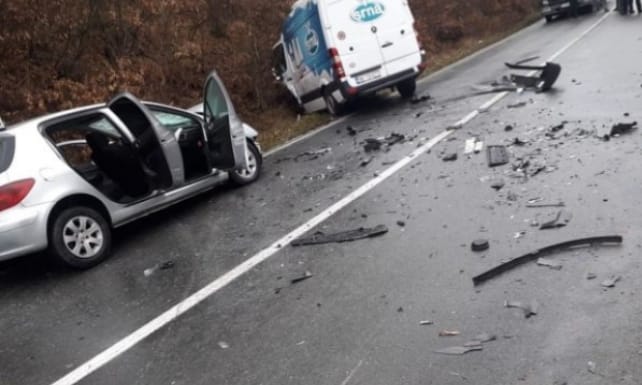 Sudar automobila i kombija na putu Ribarevine-Berane, dvoje povrijeđenih