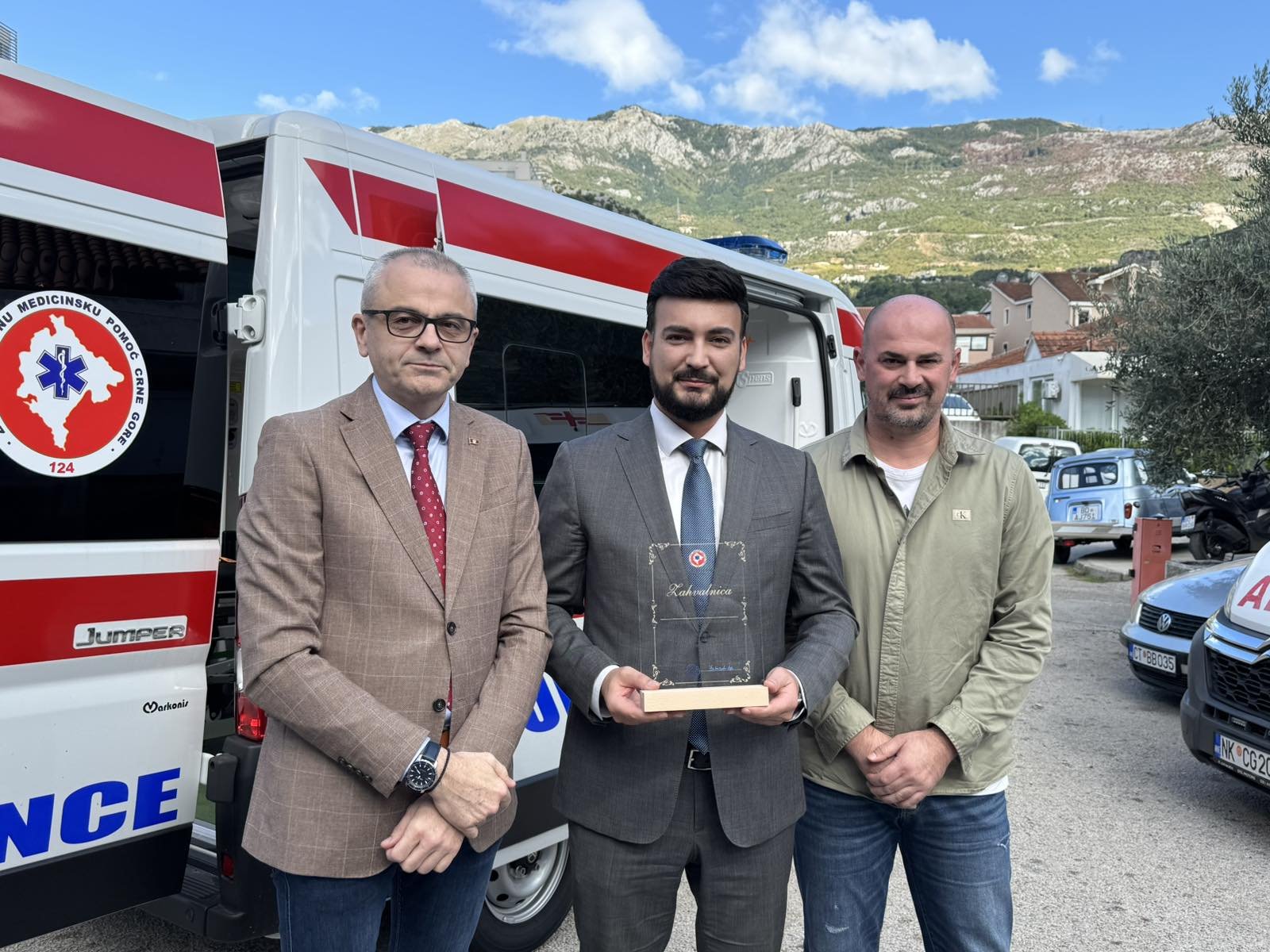 Novo sanitetsko vozilo i medicinska oprema za budvansku Hitnu: Opština Budva donirala 100.000 eura