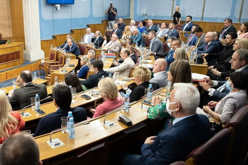 Damjanović: Nije vrijeme za paniku, obezbijedićemo funkcionisanje vitalnih sistema;  Živković: Ovo što je urađeno od finansija je težak zločin