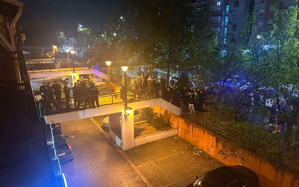 Grupa turskih državljana zabarikadirala se u kazinu na Zabjelu, policija dvojicu privela, građani skandirali neprimjerene parole