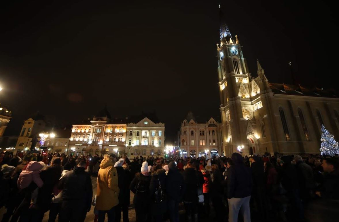 Karavan mimoze sinoć defilovao kroz Novi Sad