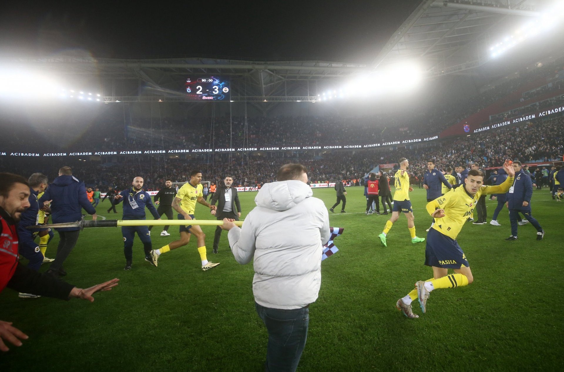 Haos u Turskoj: Navijači Trabzona upali na teren i tukli se sa igračima Fenerbahčea!