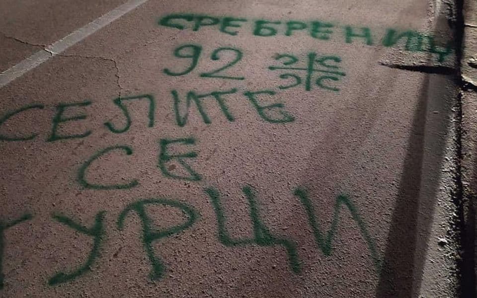Grafiti 'Selite se Turci' i 'Srebrenica 92' nijesu govor mržnje?!