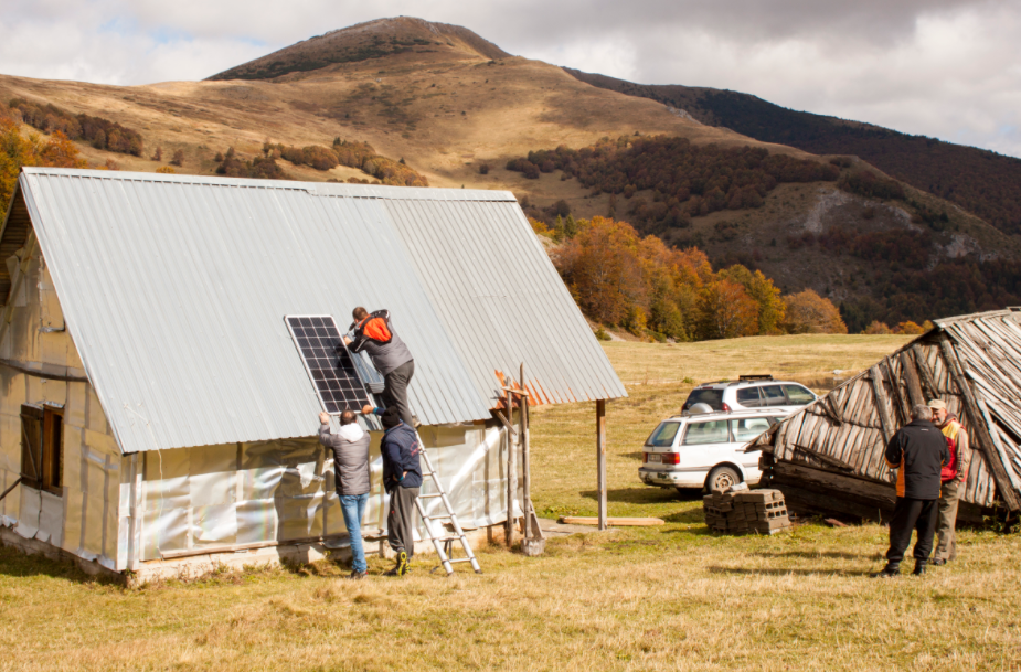 NTOCG kroz EU projekat započela raspodjelu solarnih panela za katune