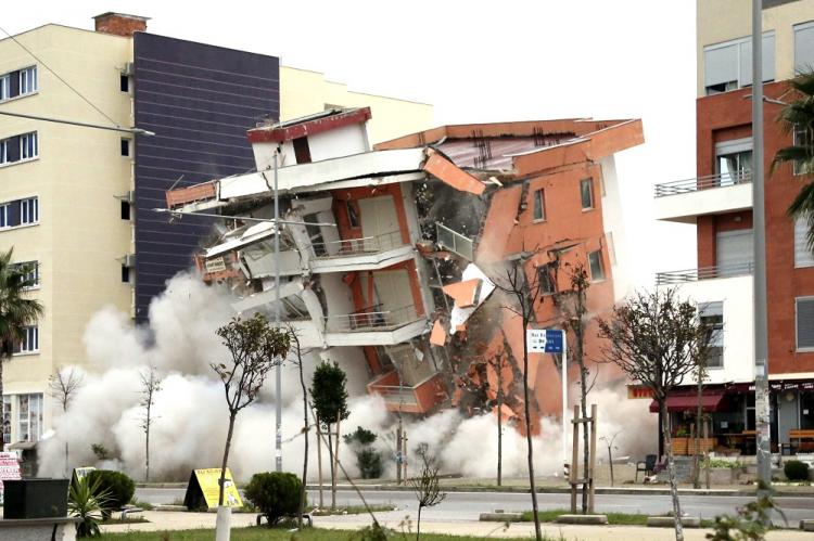 Eksplozivom ruše zgrade: Pogledajte kako je srušen hotel u Draču oštećen u zemljotresu
